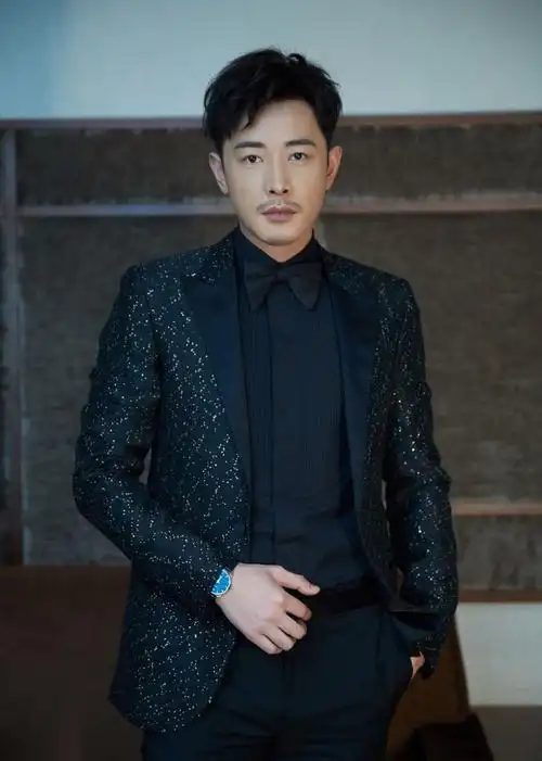 罗晋最新硬照曝光两撇小胡子显男人味镜头前成熟感十足