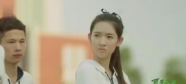 不论是在电影《遇见你真好》中那个冷艳却又内敛的校园女神凌彩彩