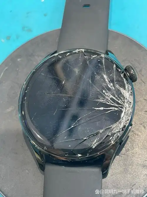 昆明一客户送修一台华为手表过来换屏幕,型号是watch3,手表换屏幕其实