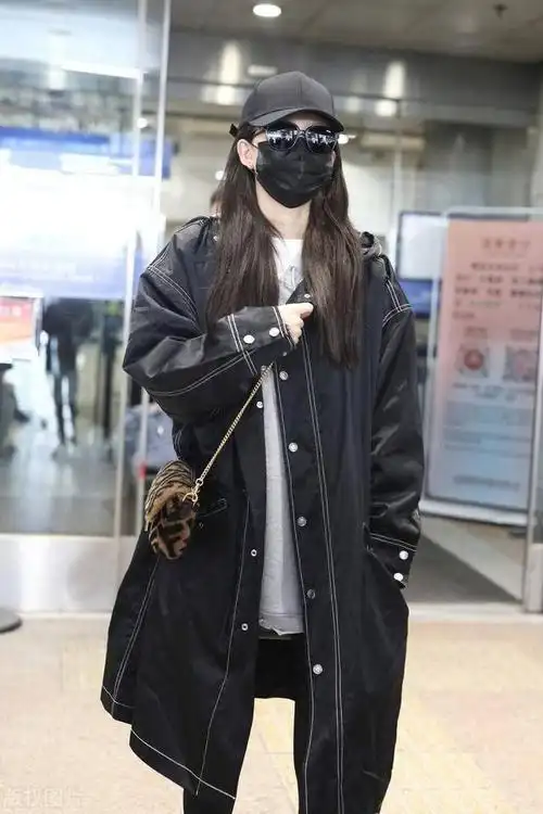 孙怡现身机场,风衣墨镜棒球帽女性标配,漫游行走不着急