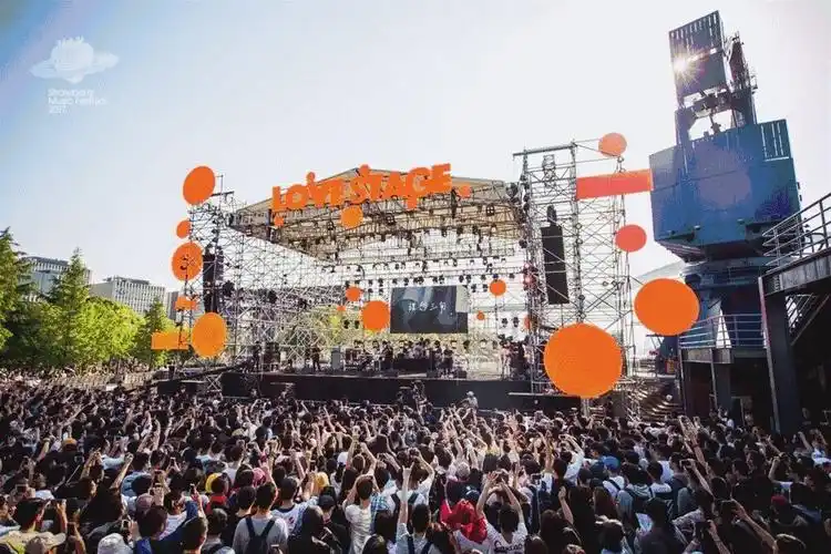 这个五一,来一场说走就走的短暂旅行,来2021北京草莓音乐节现场,享受