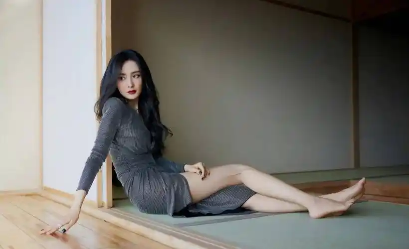 杨幂穿灰色连衣裙性感撩人照片_时尚_魅力_人们