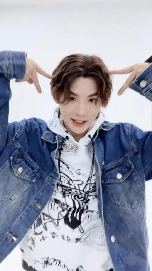 黄明昊跳poppy手势舞