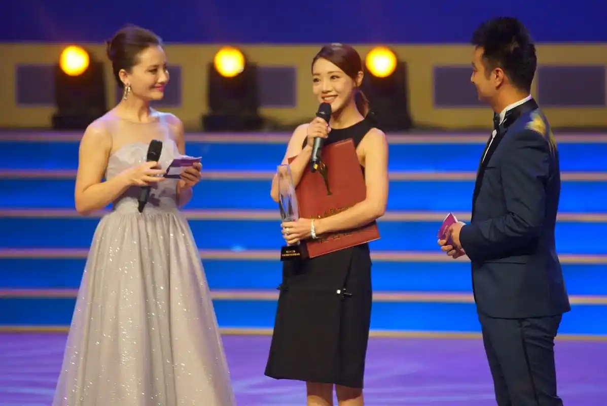 近日,安徽卫视主持人余声的一段直播间崩溃大哭的视频引发了广泛关注.