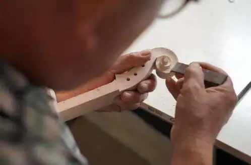 67河北六旬农民崔法晨36年巧手制作小提琴