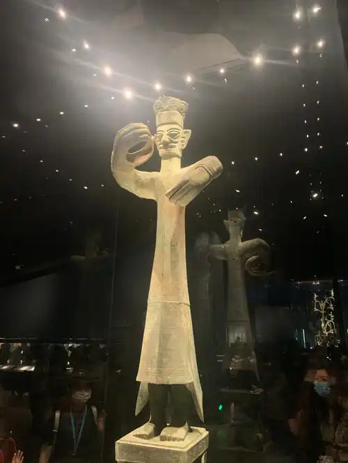 来自三星堆青铜大立人的千年凝视