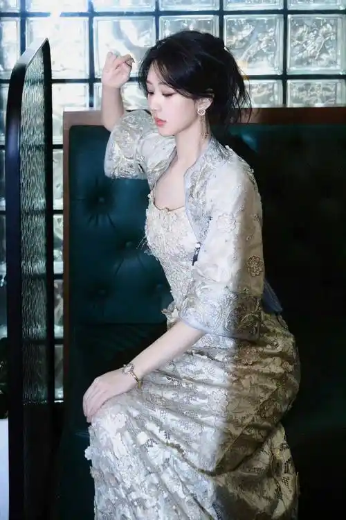 杨紫真的越发的成熟女人味了!身穿高定礼服,那韵味简直无法抵挡