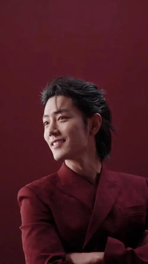 肖战红西装大背头