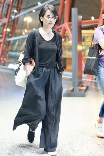 俞飞鸿身穿黑衣现身机场 走路带风 气场十足_新浪看点