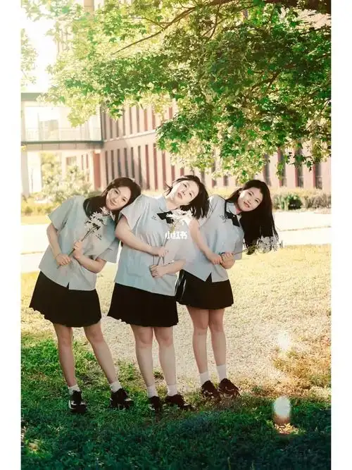 三个人的大学毕业照