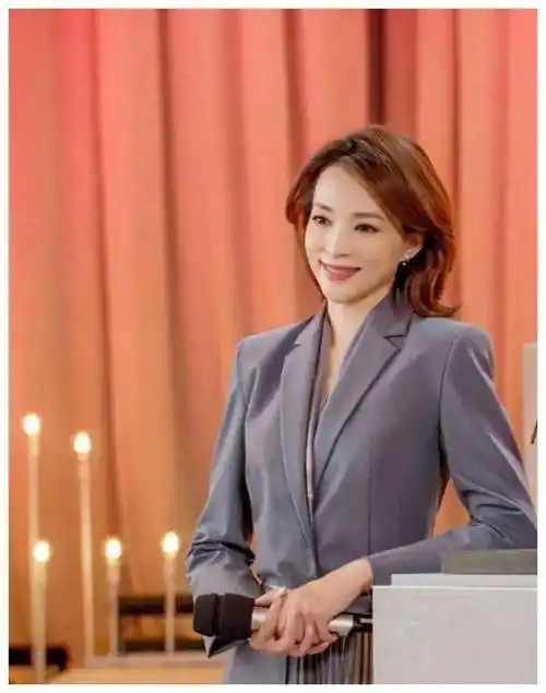 董卿憔悴带娃富豪老公欠债九亿曝移民美国躲避惩罚