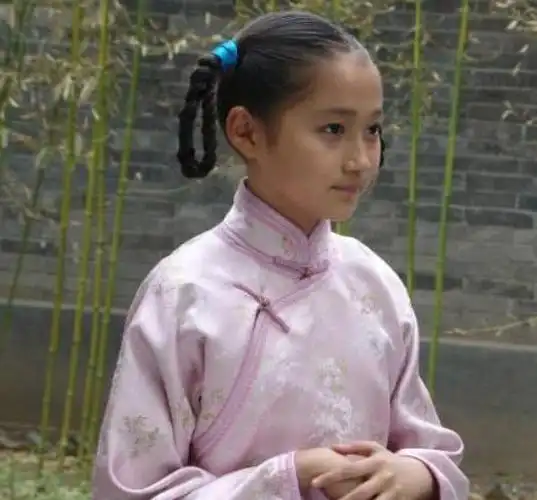 关晓彤的童年照只能说一般吧,她的脸蛋圆圆的,皮肤也略为暗沉