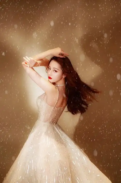 迪丽热巴 / 腾讯星光大赏 婀娜多姿 来自野川柢屿 - 微博