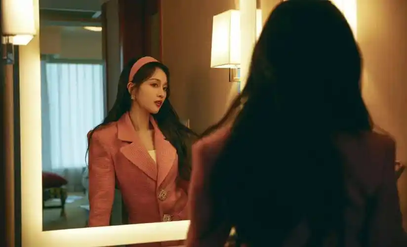 吴宣仪梦境之外封面大片 穿深v吊带大玩下衣失踪 美艳性感 妩媚撩人