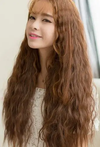 下来的长玉米烫发,搭配上剪出的空气刘海,闪烁出无限风光的女孩子长发