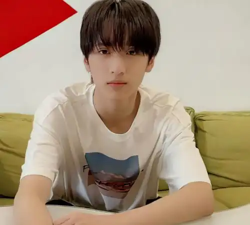 严浩翔晒作业照老师对他评分很高在学校并没有被特殊照顾