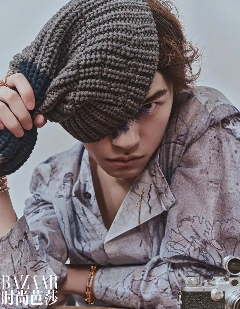 易烊千玺登封时尚芭莎开季刊,人人都是"笨小孩"