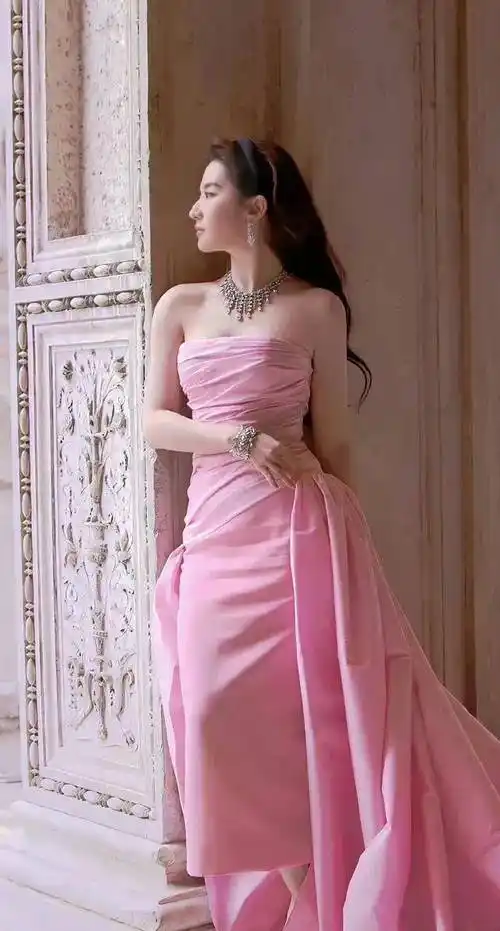 刘亦菲身着芭比粉色抹胸礼服连衣裙,整个人散发着温柔优雅的气质.