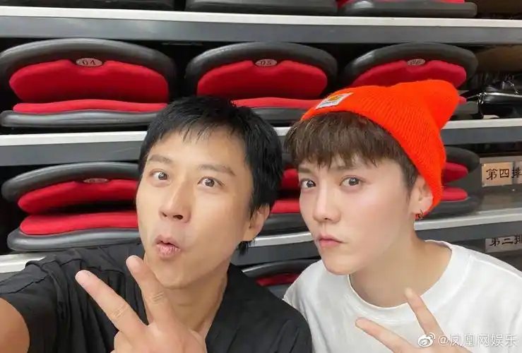 鹿晗用春晚表情包为邓超庆生__财经头条