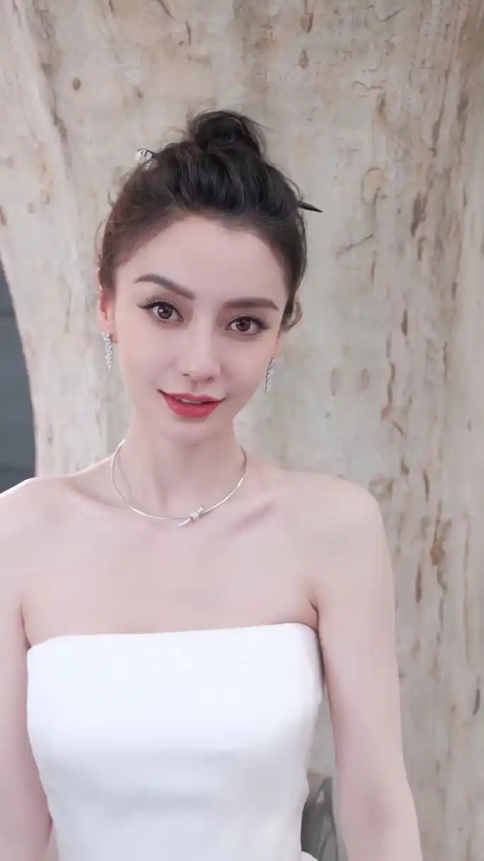 杨颖# 一袭白色抹胸纱裙,肤白貌美的容颜,白皙水嫩的肩颈线,窈窕曼妙