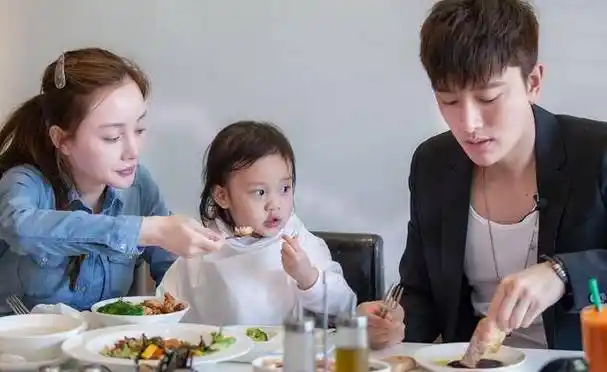 贾乃亮与短发女孩同回住所,疑似新恋情曝光,李小璐终究是路人_感情