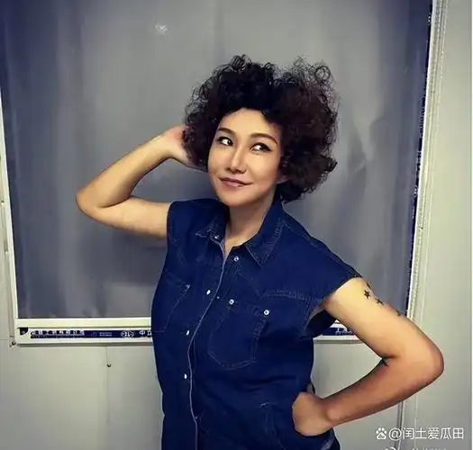 大学期间范湉湉对专业课并不感兴趣,她依旧活跃在各个节目做主持人