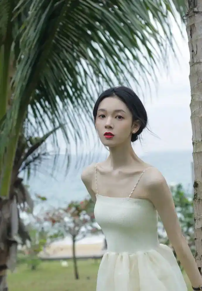陈瑶一袭奶白色抹胸长裙太可爱,天鹅颈太突出