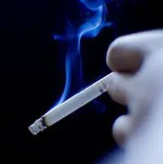 一个人孤独抽烟的图片