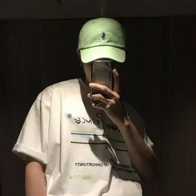 戴鸭舌帽男生头像