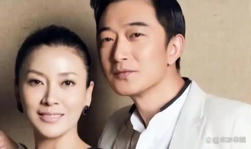 演员邵峰退圈后定居加拿大豪宅内打球吃烤羊茅台洋酒成排