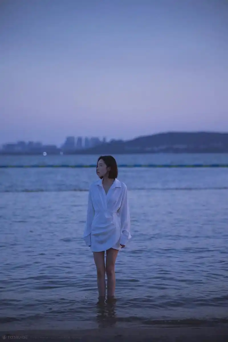 落日余晖.#武汉约拍 #东湖沙滩 #写真 没入东湖的落日,余 - 抖音