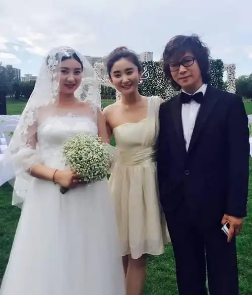 斓曦原名叫张凡,出生于安徽省安庆市怀宁县的一个黄梅戏世家,父母都是