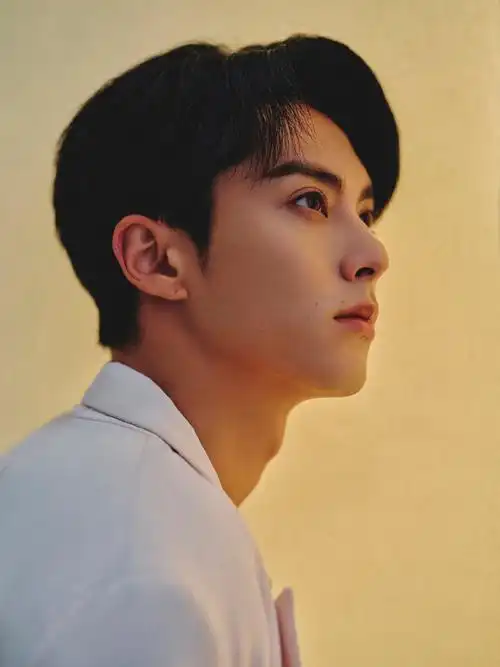 秦霄贤侧脸的相似度也太高了吧,高鼻梁高眉骨,果然帅哥都是相似的