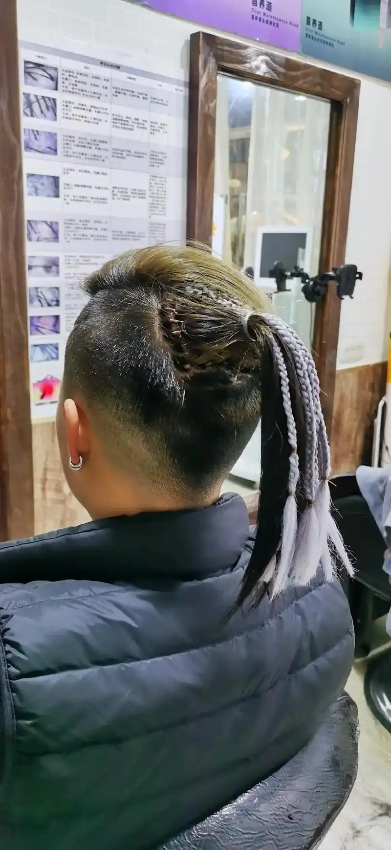 抖音图文来了 帅气的 #短发 加上几绺小#脏辫 #潮酷女孩 - 抖音