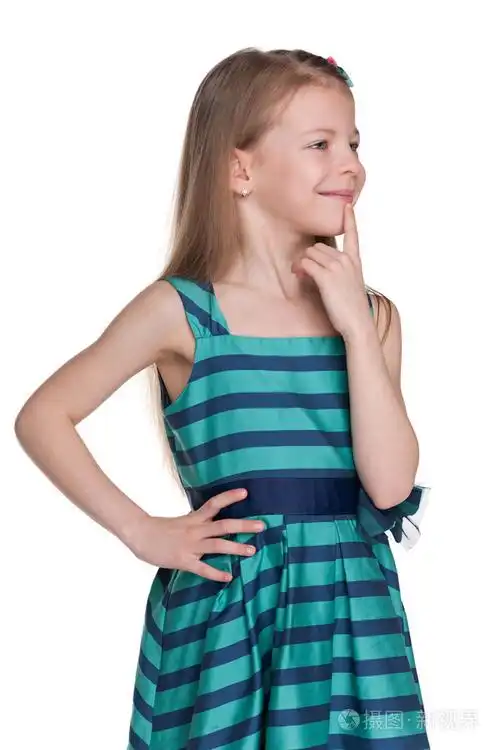 快乐的小女孩的侧面肖像