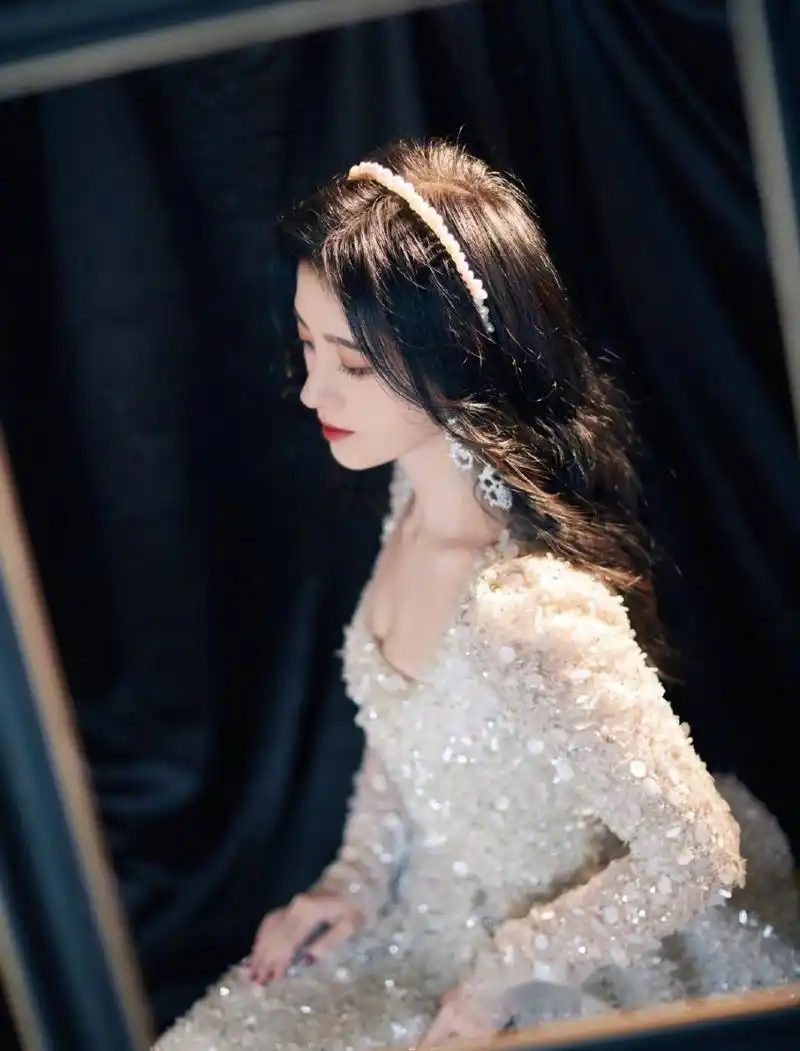 东方风云榜鞠婧祎白色亮片纱裙鞠婧祎 亮相东方风云榜红毯,一身白色