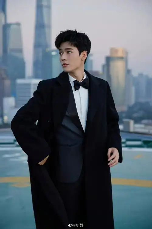 身着黑西装白衬衫的俊俊子祝大家冬至快乐