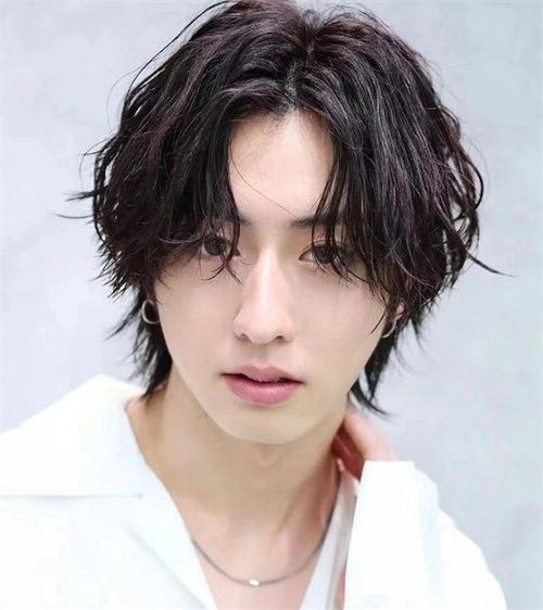 长发男生适合的烫发推荐,日系慵懒的线条感烫发设计,给人儒雅文艺范.