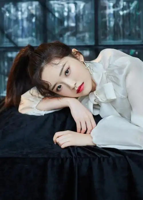 金雯昕原创《望》首播 以月亮视角对太阳表达心声