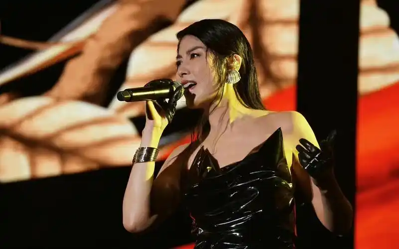 陈慧琳新加坡登台演出,穿一条黑色抹胸裙,50岁了还这么美