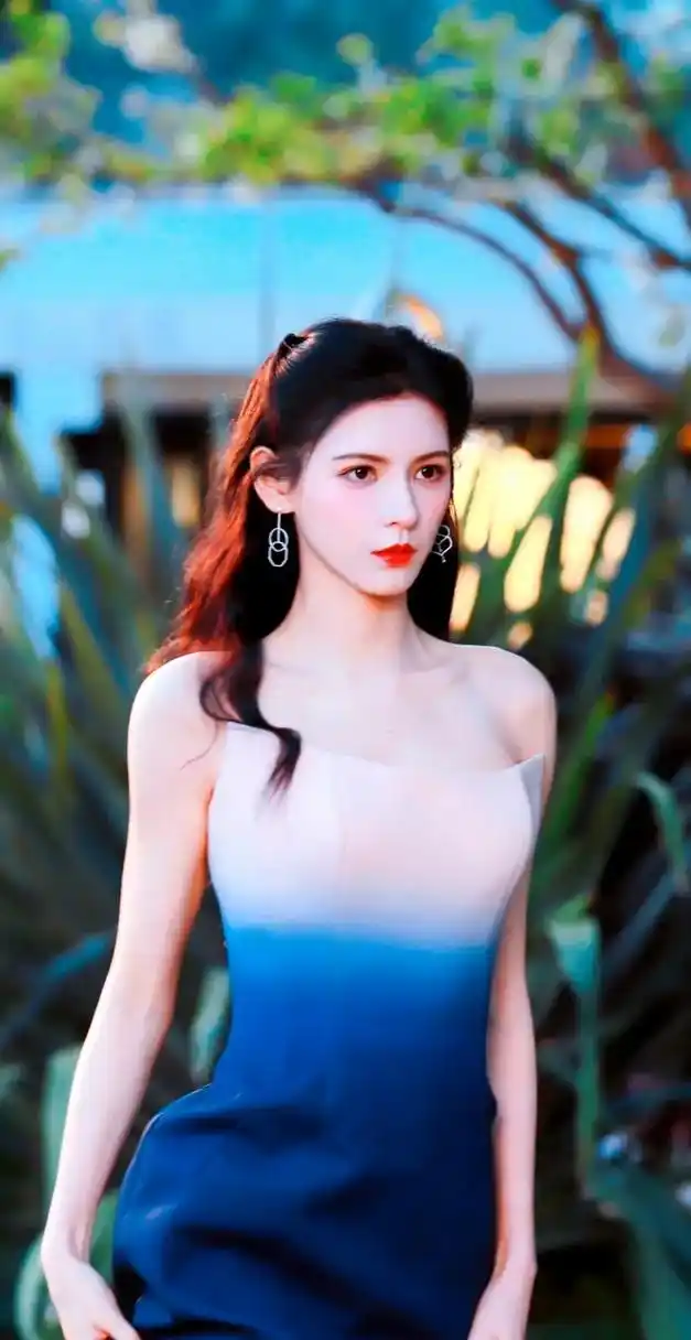 张予曦一袭粉蓝渐变抹胸长裙,气质迷人,清纯可爱~  这样的妹子谁不爱