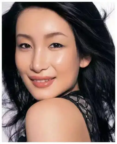 秦海璐40岁被迫做双眼皮?如今登上《歌王》,大胆挑战蚊香盘耳环