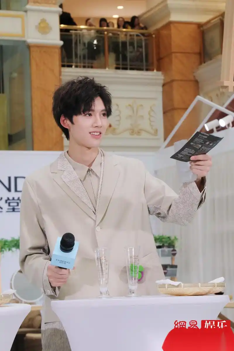 邓超元出席品牌发布会,今天的帅气值也是满格.