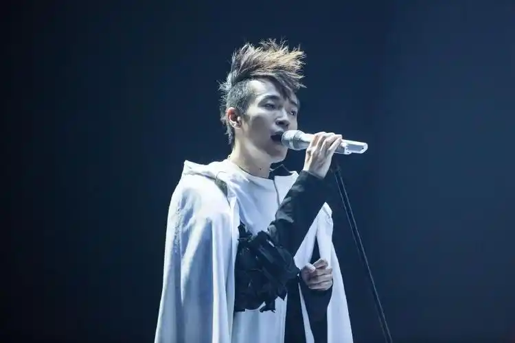 苏打绿主唱吴青峰被问到张韶涵,范玮琪不和时,他的回答亮了!