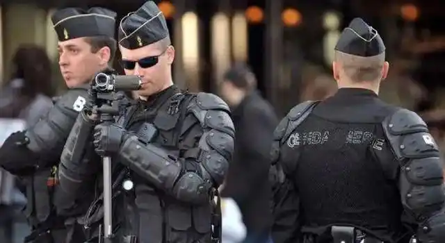 法国警察集体出动,强势接管大部分的加油站,决定是否给司机加油.