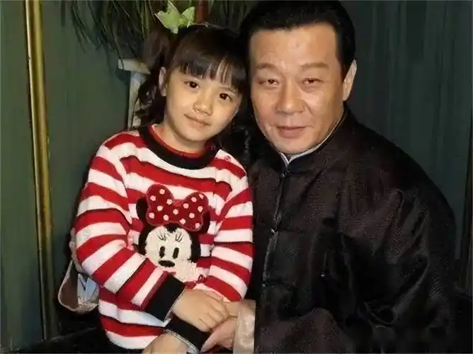 世勋近况:将情人带回家与原配共处36年,今68岁分享与儿子合照_崔瑶琪