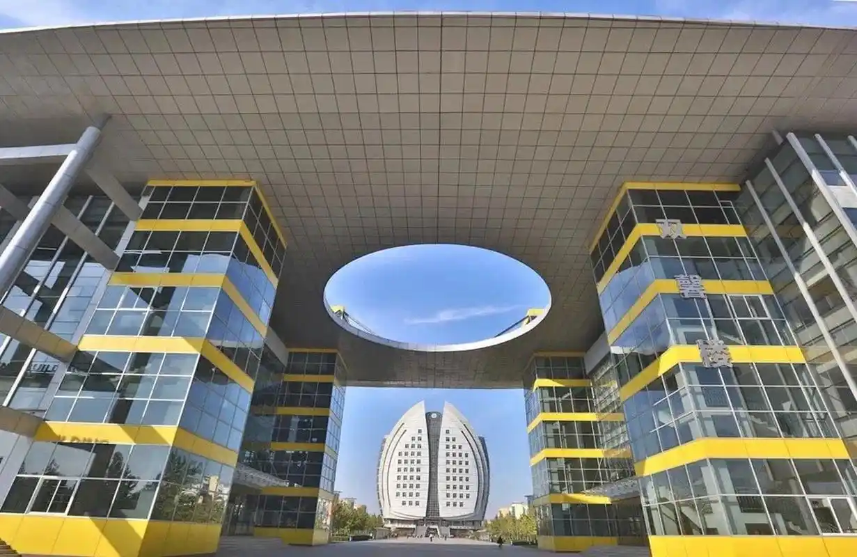 二中南校区全面解读 石家庄二中始建于1948年9月,本部是公立高中,是