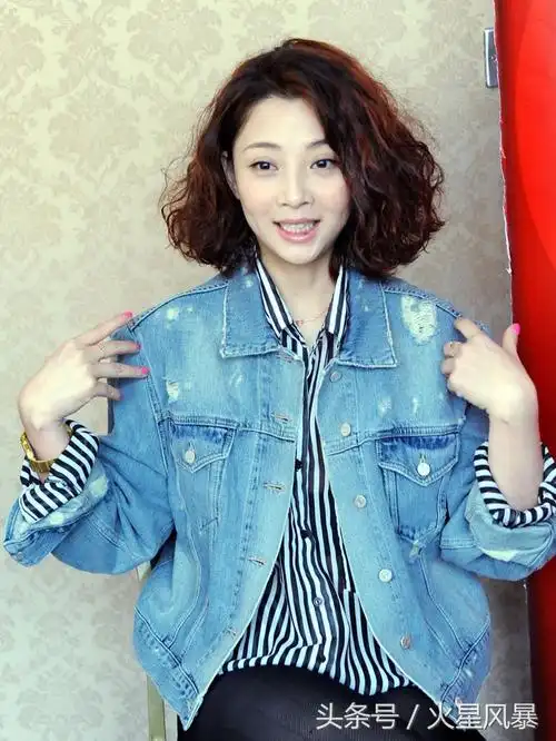 殷桃穿牛仔上衣,青春帅气.
