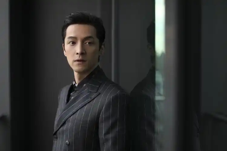 分享一组胡歌图片给大家,图中的明星图片壁纸会点缀你的电脑桌面,美化