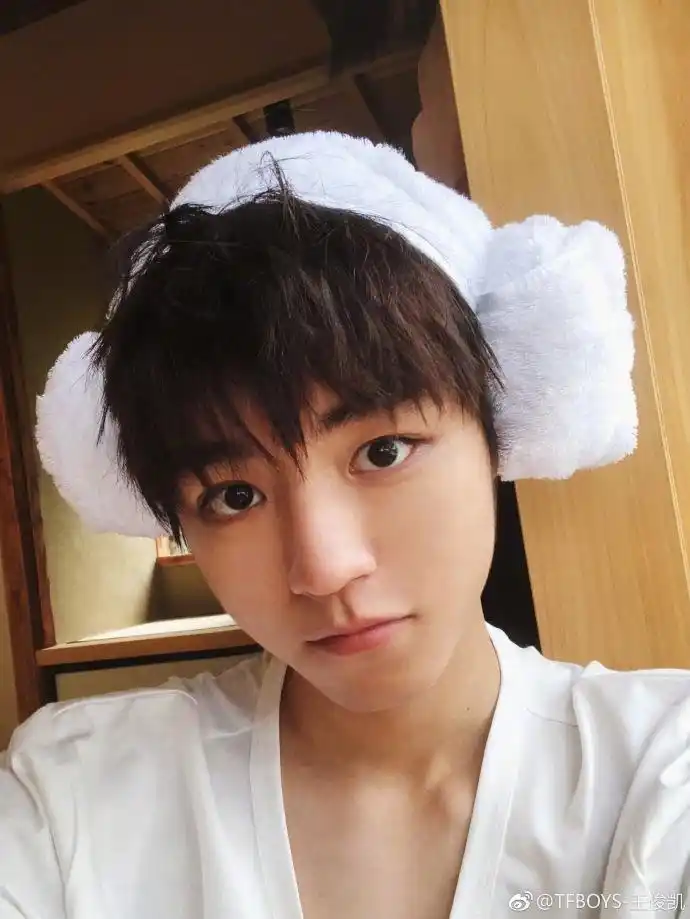 tf男孩王俊凯晒自拍啦!干净白皙的脸,呆萌到极致!网友:小哥哥